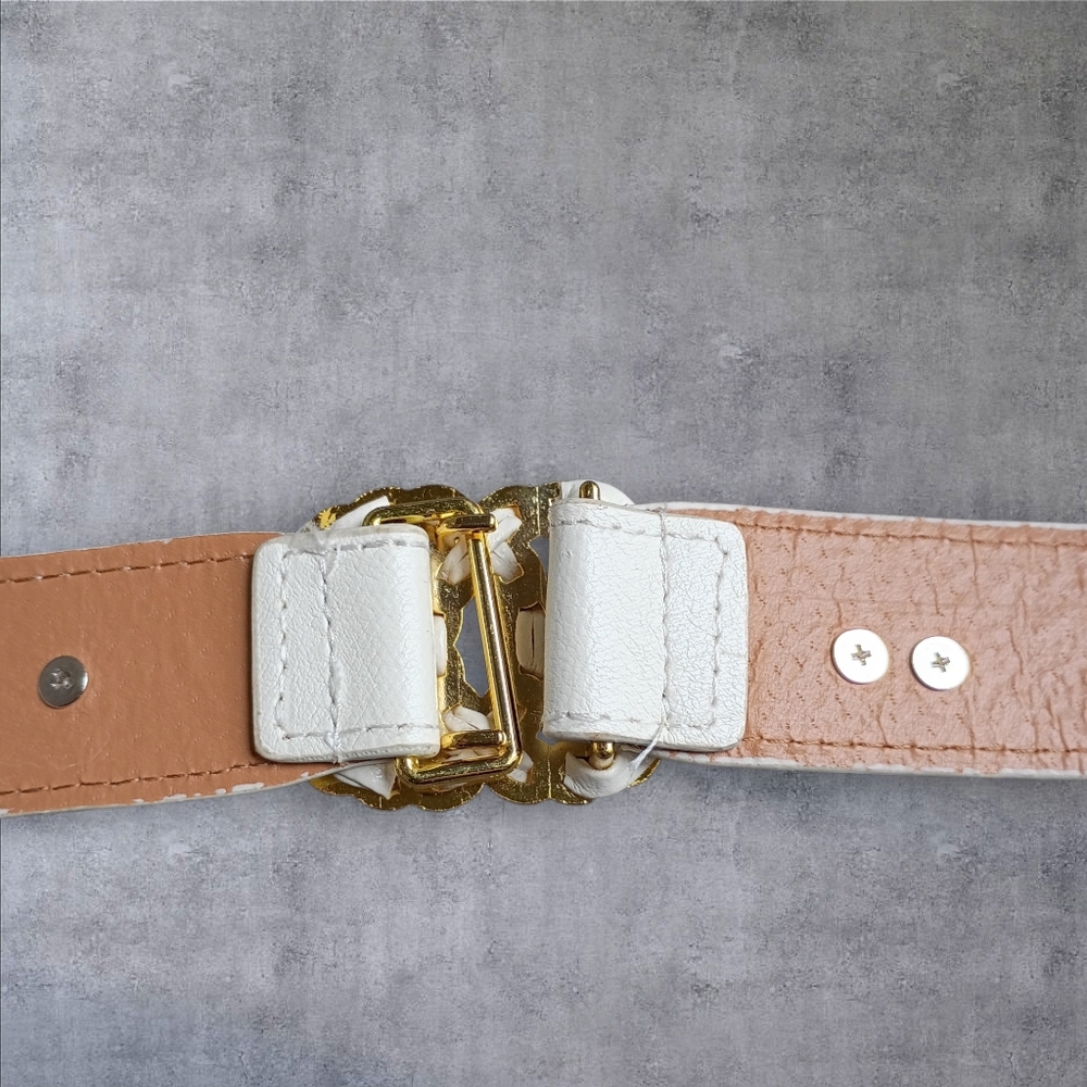 Luxury Style White Faux Leather Ruched Belt with Gold Chain CC Buckle - Picture 4 of 7